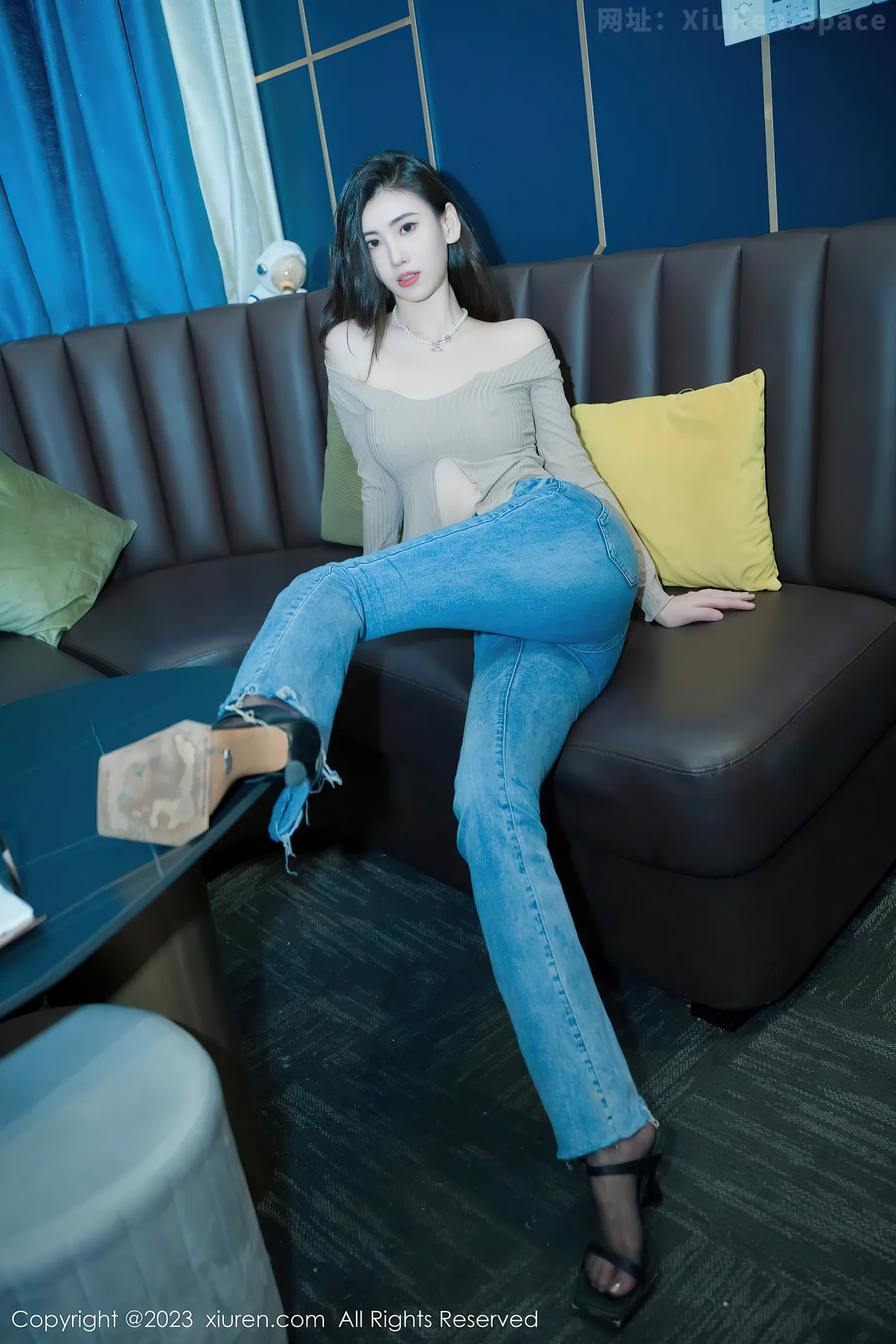 图片[3]-[XiuRen秀人网]VOL.7041 模特章芃芃性感杏色上衣配简约牛仔裤秀曼妙身姿完美诱惑写真55P-秀人网官方网站